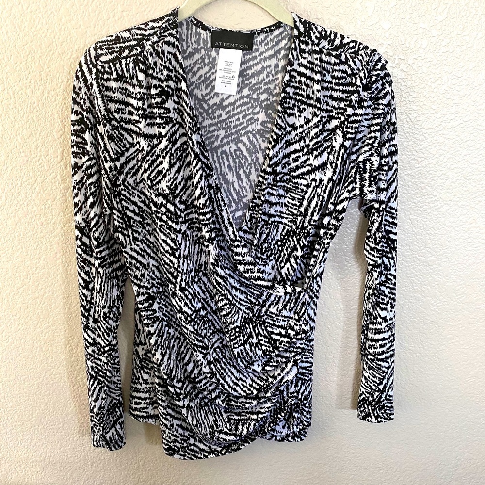 Black and white Vneck blouse